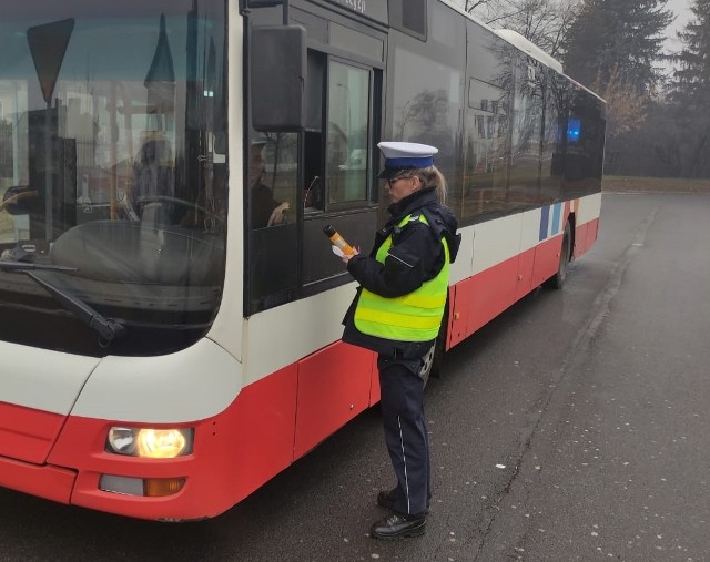 Radomscy policjanci skontrolowali trzeźwość 117 kierowców pojazdów komunikacji miejskiej.