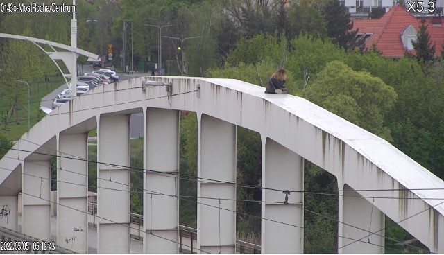 Operator monitoringu zauważył, że młoda kobieta wchodzi po przęśle mostu, siada na szczycie i podziwia widoki. Na miejsce został wezwany patrol policji.Przejdź do kolejnego zdjęcia --->