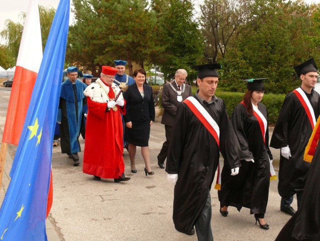 Orszak studentów i senatu WSE zmierza na inaugurację roku akademickiego.