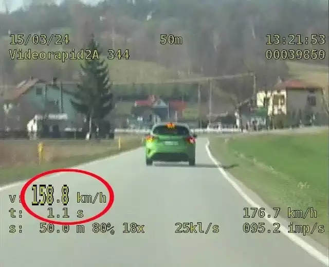 Pędził prawie 160 km/h w terenie zabudowanym. Został surowo ukarany przez policjantów