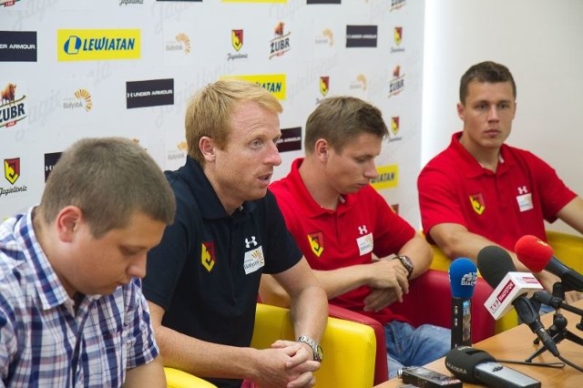 Trener Jagiellonii Piotr Stokowiec (na pierwszym planie)) i pomocnik Tomasz Kupisz zapewniają, że w Krakowie żółto-czerwoni zagrają dużo lepiej niż w Gdańsku.