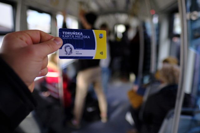 Testowanie biletu elektronicznego w komunikacji miejskiej w Toruniu trwać będzie do końca września - na linii tramwajowej nr 1 i 1N . To pierwszy krok do wprowadzenia karty miejskiej