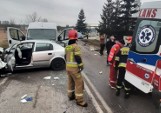 Karambol na drodze w Hajdaszku. Zderzenie dwóch osobówek i busa, ranne dwie osoby. Droga zablokowana