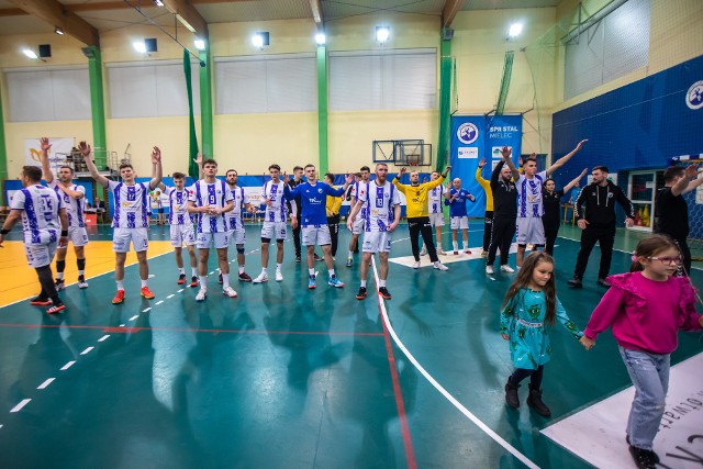 Handball Stal Mielec minimalnie pokonała AZS AWF Biała Podlaska.