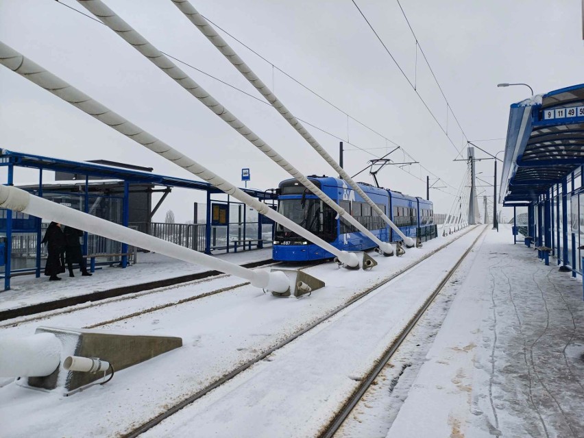 W Krakowie spadł śnieg. Warunki są trudne. Nadchodzą...