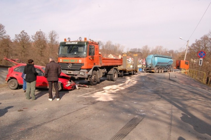 Wypadek w Żukowie. Zderzyły się dwa samochody ciężarowe i auto osobowe [ZDJĘCIA]
