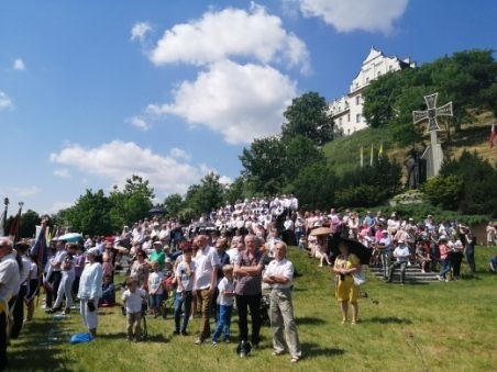 20-lecie pielgrzymki Ojca Świętego do Sandomierza. Tłumy na błoniach (RELACJA NA BIEŻĄCO)