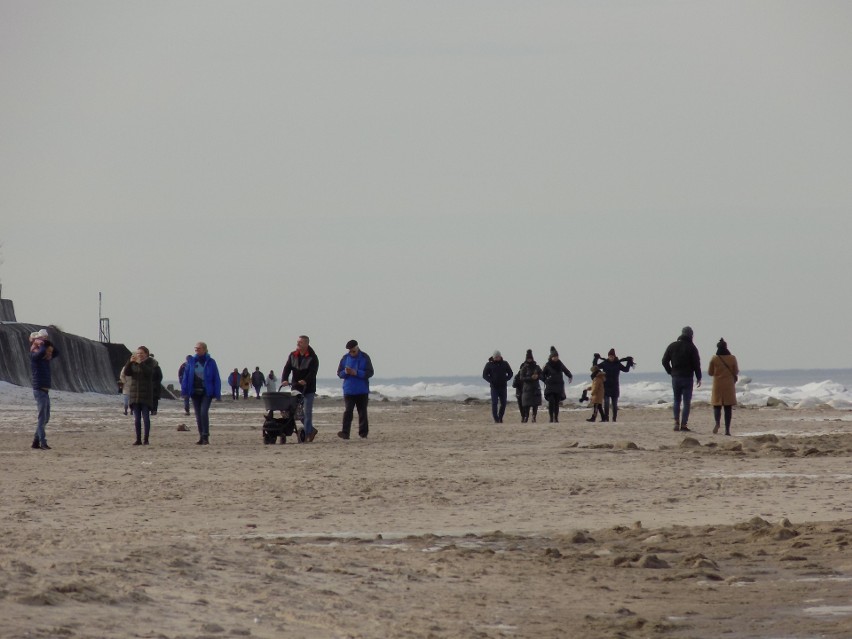 Weekend w Niechorzu. Tłumy spacerowiczów na plaży pod latarnią. Zobacz zdjęcia!