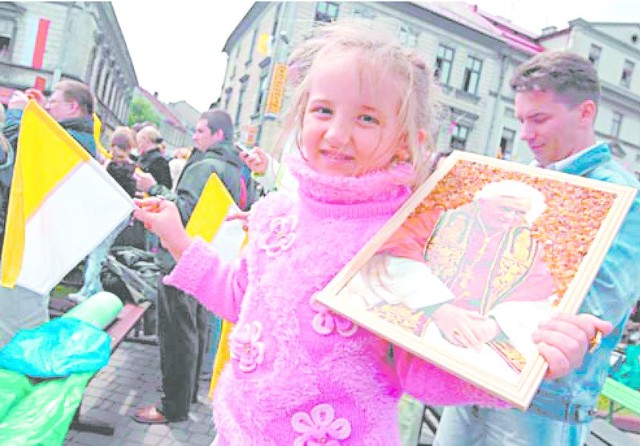 Pielgrzymi witali papieża entuzjastycznie m.in. w Wadowicach.