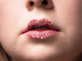 Domowy peeling do ust to ratunek dla spierzchniętych warg. Posmaruj nim  suche usta, a efekt Cię zaskoczy. Miód i cukier zdziałają cuda | Strona  Zdrowia