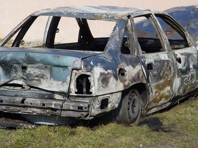 Nowa Ruda. Zwłoki znajdowały się w spalonym oplu