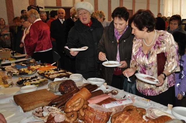 Do stoisk z wyrobami lokalnych producentów ustawiały się kolejki.