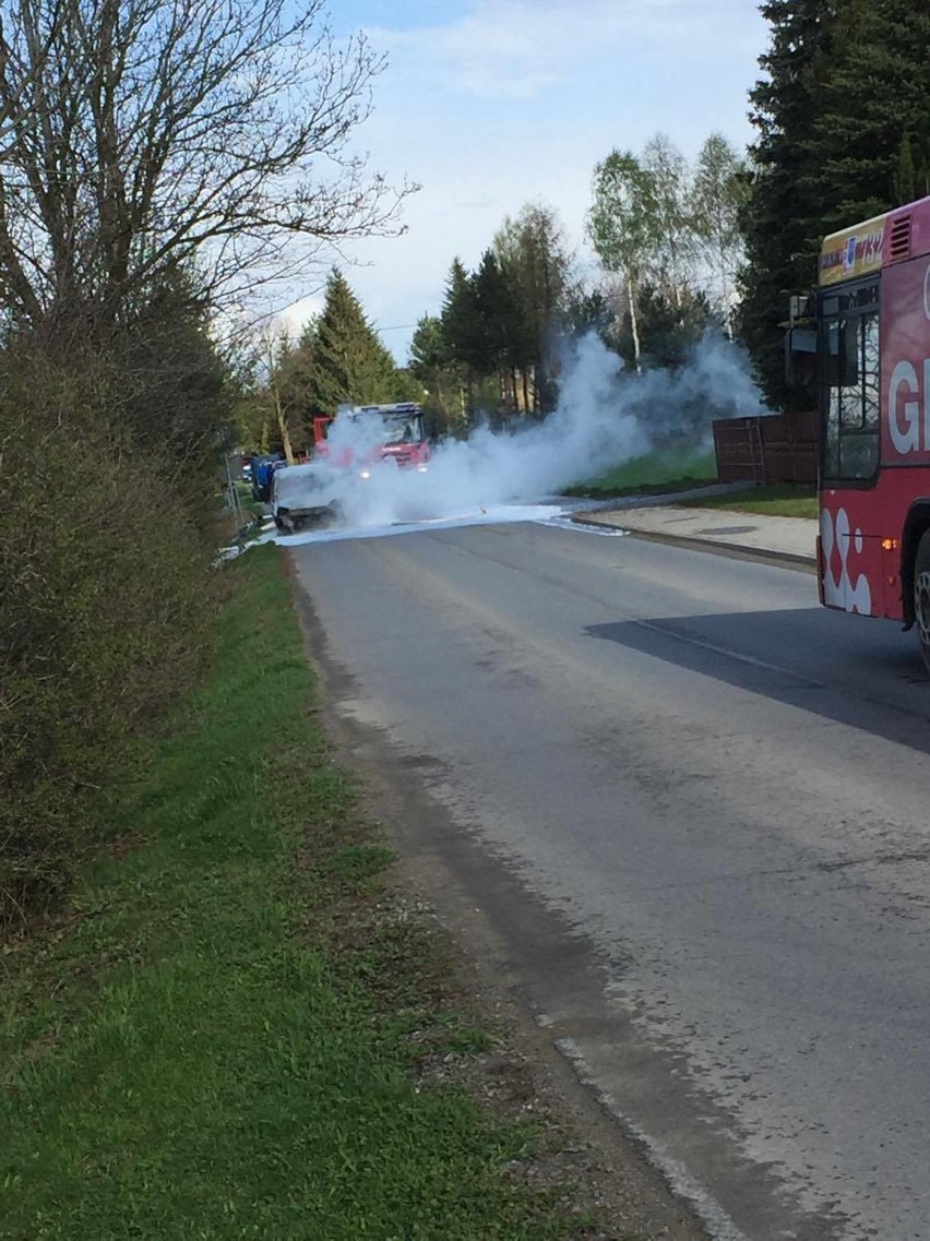 Pożar samochodu na drodze w Kielanówce. Zdjęcia na facebooku...