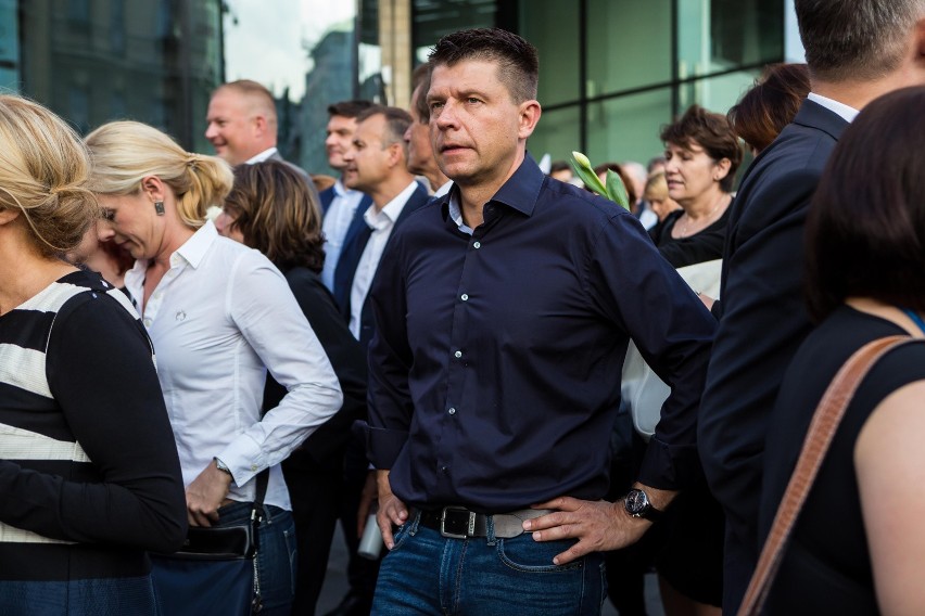 Łańcuch Światła w Warszawie [ZDJĘCIA] Demonstracja przed Pałacem Prezydenckim i marsz przed Sejm