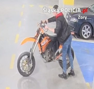 Policja szuka tego mężczyzny. Próbował ukraść motocykl...