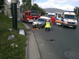 Wypadek przy Atlas Arenie. Zderzenie dwóch aut, dwie osoby ranne [ZDJĘCIA]