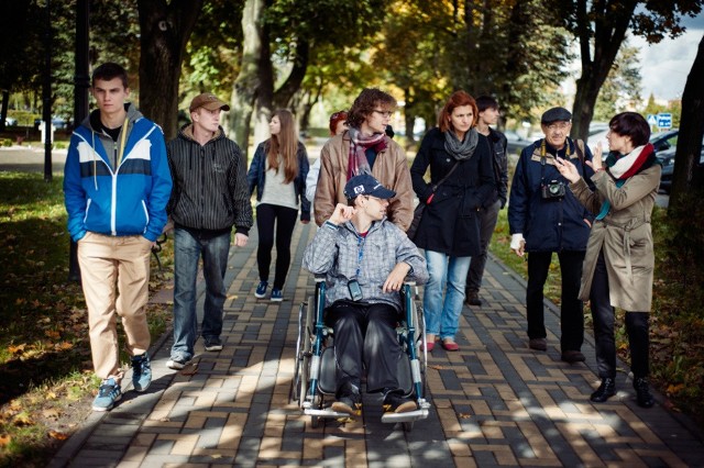 Wspólny spacer po Szydłowcu pełnosprawnych i niepełnosprawnych młodych ludzi miał pokazać, czy miasto jest przyjazne choćby osobom na wózkach. 