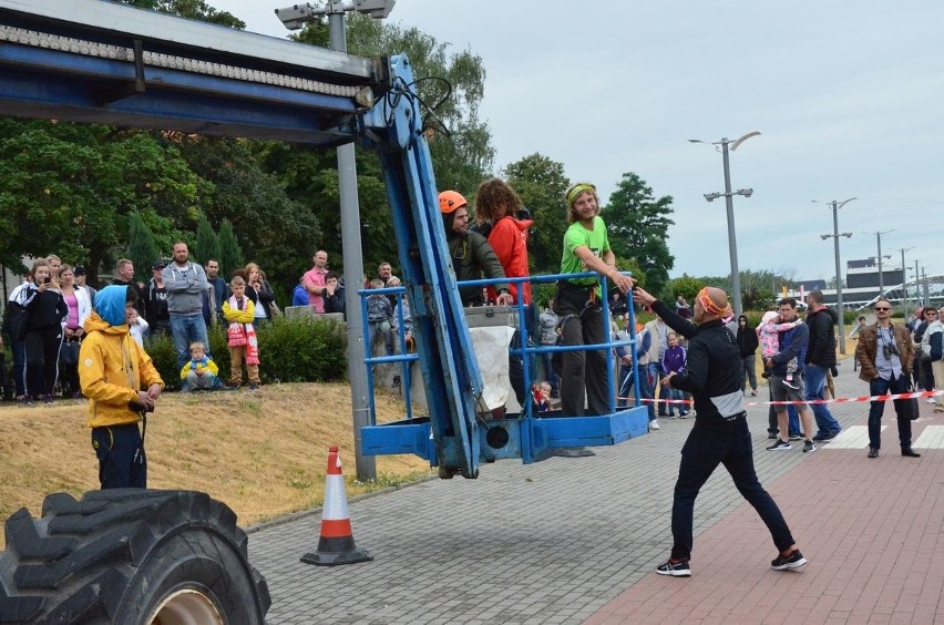 Wysięgnik zabiera Kubę Morawskiego na poziom liny