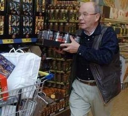 Edward Małyszkiewicz z Koszalina w trakcie odbierania nagrody od Lidla: darmowe zakupy w pięć minut. (fot. Radek Koleśnik)