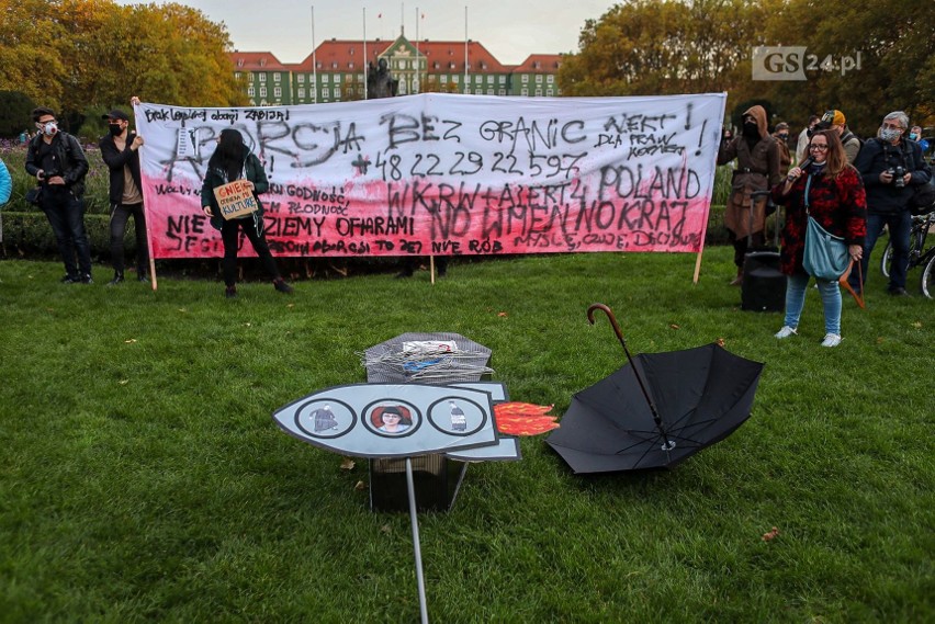 Protest (nie tylko) kobiet na Jasnych Błoniach w Szczecinie...