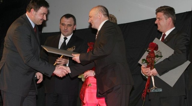 Wójt gminy Bieliny Sławomir Kopacz odebrał gratulacje od ubiegłorocznego laureata w kategorii gmina roku Mariana Burasa.
