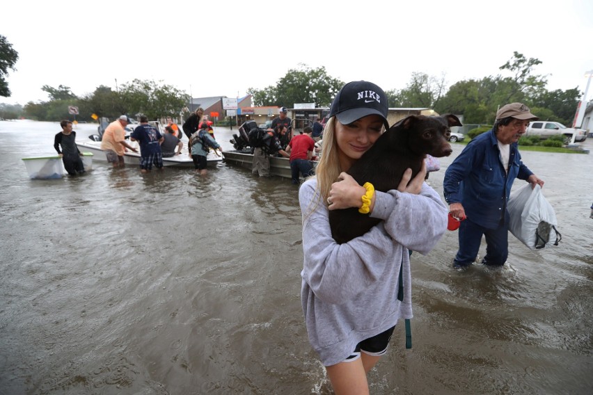 USA: Powódź w Teksasie. Houston pod wodą, wprowadzono godzinę policyjną [ZDJĘCIA]