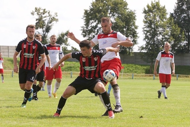 Kluczevia Stargard (białe stroje, w meczu z Gryfem Polanów) zremisowała u siebie z Regą Trzebiatów 3:3.