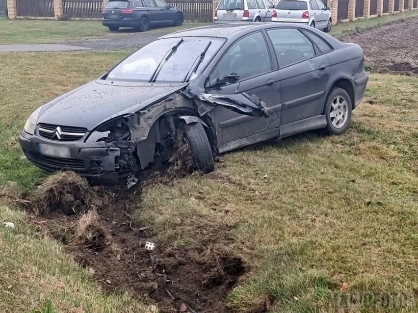 Jełowa. Pijany kierowca wjechał w wysepkę dla pieszych.