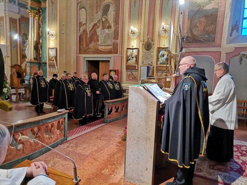 Ceremonia przyjęcia nowego brata w szeregi Zakonu Rycerzy św. Jana Pawła II w sanktuarium pw. św. Antoniego w Ostrołęce, 18.11.2023