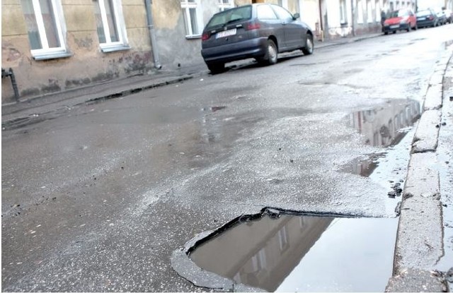 Ulica Długa w Słupsku wymaga kompleksowego remontu, co widać, bo takich dziur tu sporo.