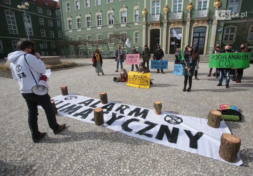 "Alarm klimatyczny". Ekologiczny protest przeciwko wycince drzew przed Urzędem Miasta w Szczecinie