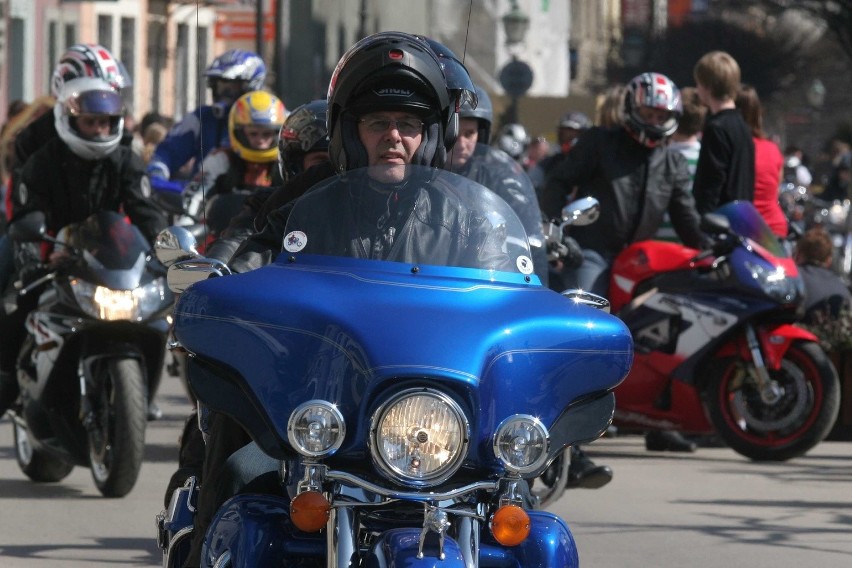 Parada motocyklistów na Rynku w Pszczynie