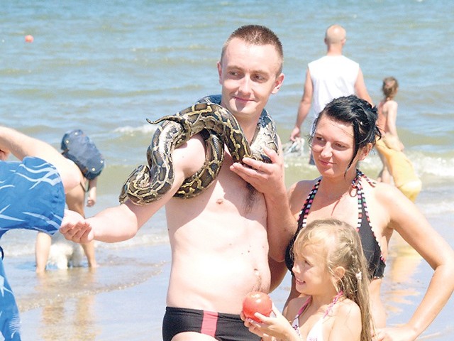 Zdjęcie z wężem kosztuje 20 złotych, ale można zapłacić połowę tej stawki, jeśli ma się własny aparat fotograficzny. 