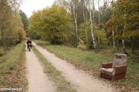 Ślady czlowiekaII miejsce - fotel przy drodze leśnej