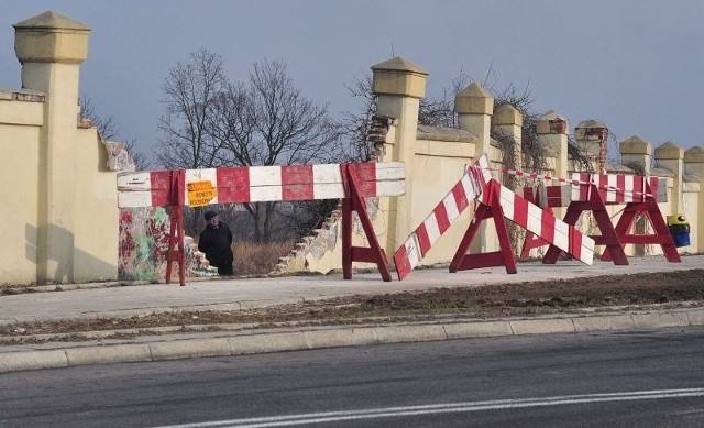 Fragment rozebranego muru dzikowskiego w Tarnobrzegu.