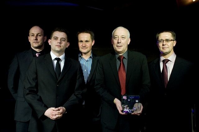 Na zdjęciu (drugi od prawej) prezes firmy Playada, Mirosław Ostrowski z nagrodą