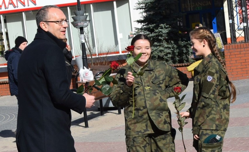 Ostrołęka. Wiceprezydent Maciej Kleczkowski rozdawał kwiaty na ulicach miasta 