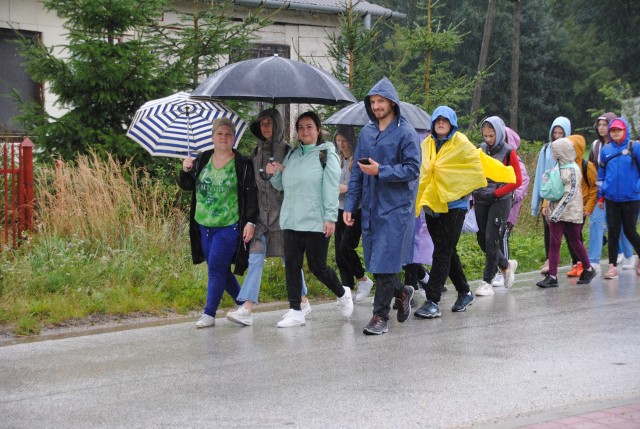 Strugi deszczu nie powstrzymały dobrego nastroju uczestników IV Rajdu Pieszego z okazji 160. rocznicy bitwy pod Ciernem. Zobaczcie na kolejnych slajdach jak przebiegła ich wędrówka>>>