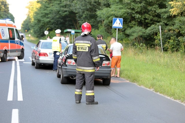 Przez przejściem dla pieszych na wysokości ogródków działkowych w Wilkanowie zderzyły się trzy auta.