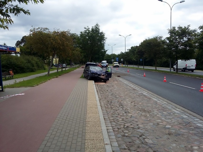 Klapa bagażnika uderzyła w rowerzystę. Wypadek na ul....