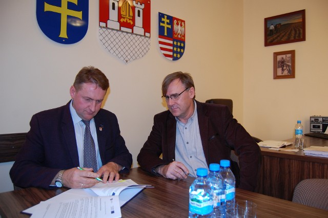 Burmistrz miasta i gminy Bodzentyn Dariusz Skiba i skarbnik Artur Nadolny podpisują umowę na realizację inwestycji.