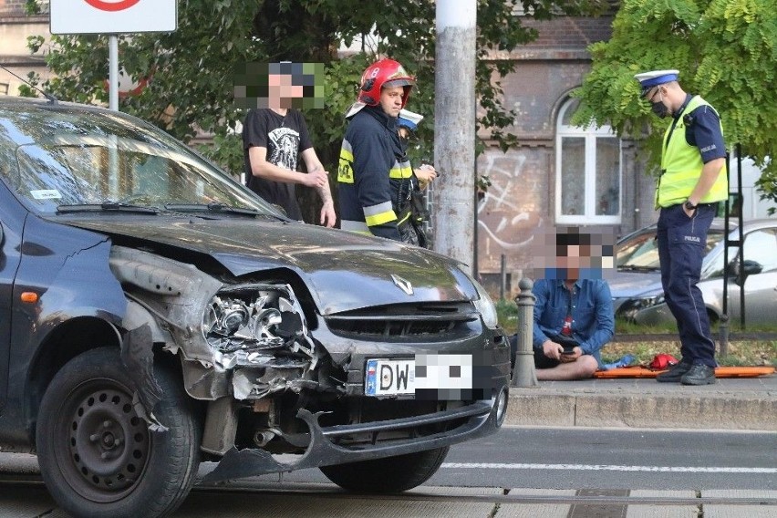 Wrocław: Wypadek na Jedności Narodowej. Samochód przeleciał na boku 100 metrów