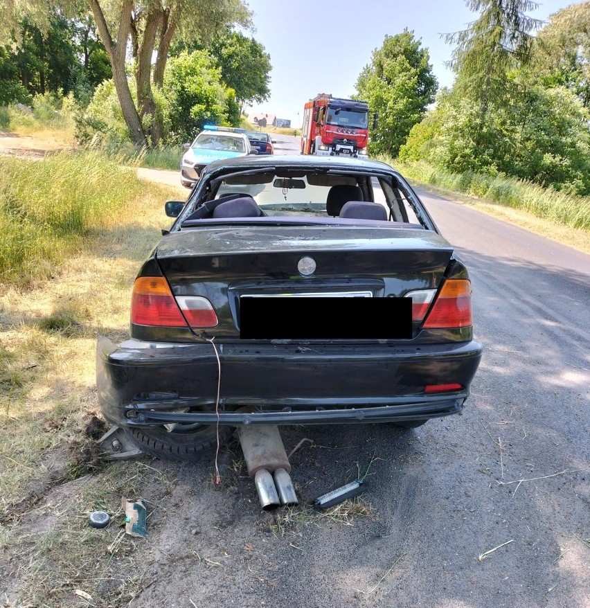 Kierowca bmw dachował w Głowińsku koło Rypina. 20-latek był pod wpływem narkotyków i alkoholu [wideo]