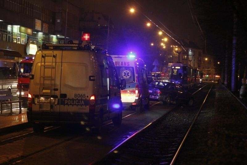 Wypadek na Powstańców Śląskich. BMW uderzyło w lexusa i zderzyło się z tramwajem (ZDJĘCIA)