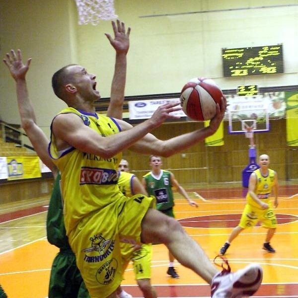 Koszykarze tarnobrzeskiej Siarki (z piłką Łukasz Grzegorzewski) podejmować będą we własnej hali rywali z Big Stara Tychy.