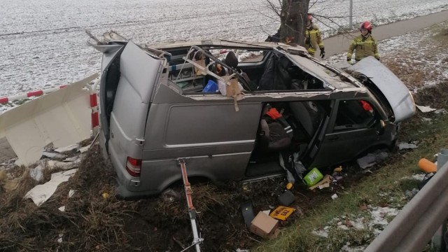 W środę, 8 grudnia, kilkanaście minut po godzinie 15 na drodze krajowej nr 32 w okolicy Kotowa bus wypadł z drogi. Na miejscu trwa akcja, są utrudnienia w ruchu.Czytaj dalej -->