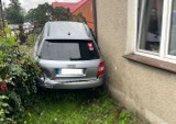 Piątnica Poduchowna. Zderzenie dwóch osobówek. Audi wbiło się między dom a ogrodzenie (zdjęcia) 