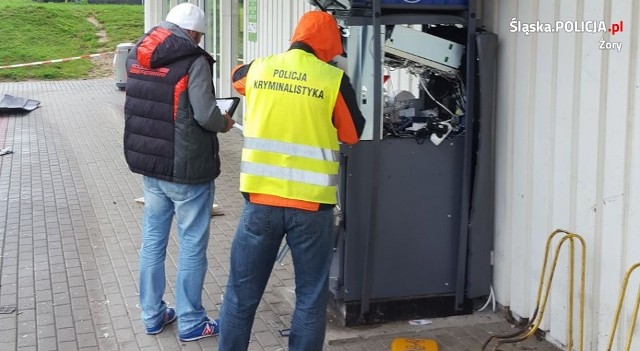 Policjanci sprawdzali m.in. jakiego materiału wybuchowego użyto do wysadzenia maszyny.