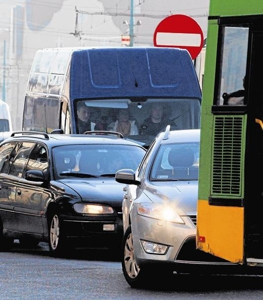 Według większości poznaniaków, szybciej i sprawniej pomieście poruszać się samochodem, mimo że często są korki