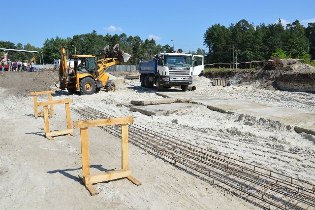 Prace przy budowie od podstaw łącznika, którym za rok przejedzie ciężki transport od strefy ekonomicznej w kierunku obwodnicy, a dalej drogą szybkiego ruchu S-19 z dojazdem do autostrady.